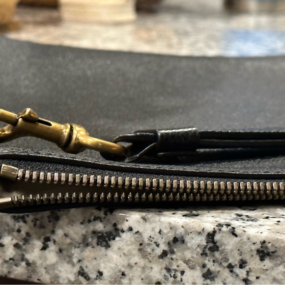 Classic Gucci Logo Leather Envelope Clutch - Picture 10 of 13